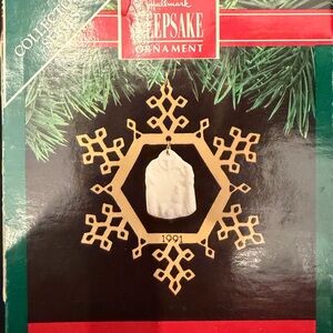 Hallmark Gold Keepsake Snowflake Ornament D11